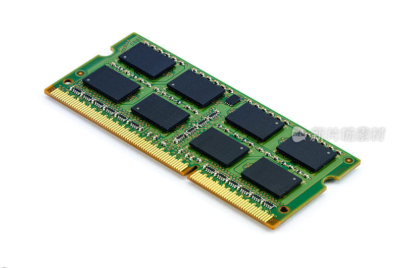 绿色DDR RAM卡在孤立背景上
